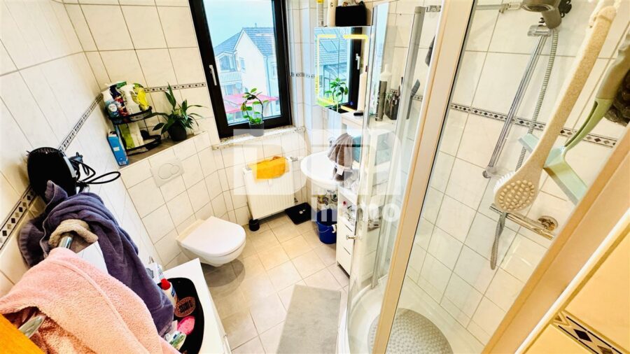 Umfangreich teilsaniertes Dreifamilienhaus mit Garage + PV Anlage und großem Garten - WE2 OG Badezimmer / Dusche